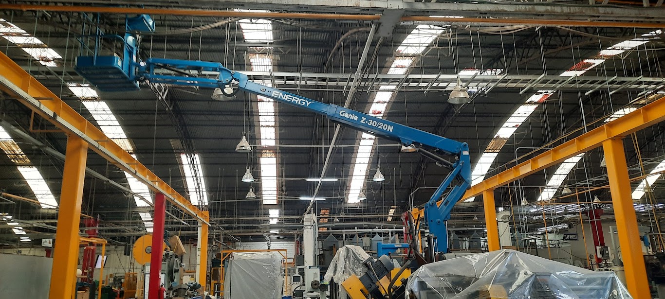 Instalación eléctrica industrial dentro de una nave con sistemas de canalización y peinado de cables conforme a normas NOM